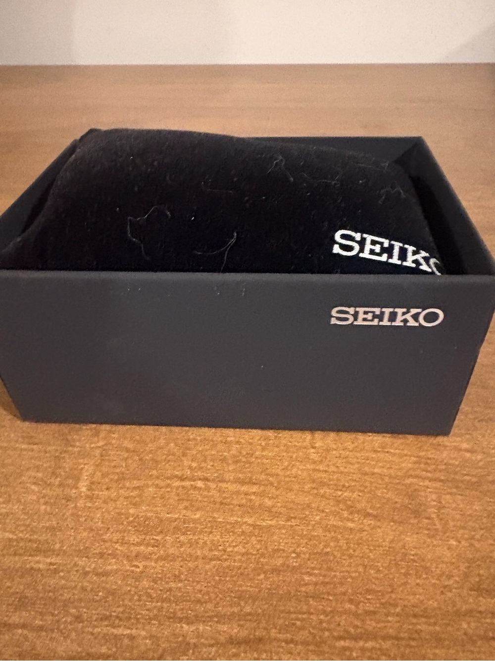 Seiko White and Black Branded Watch Box With Pillow - No Watch - Picture 4 of 4
